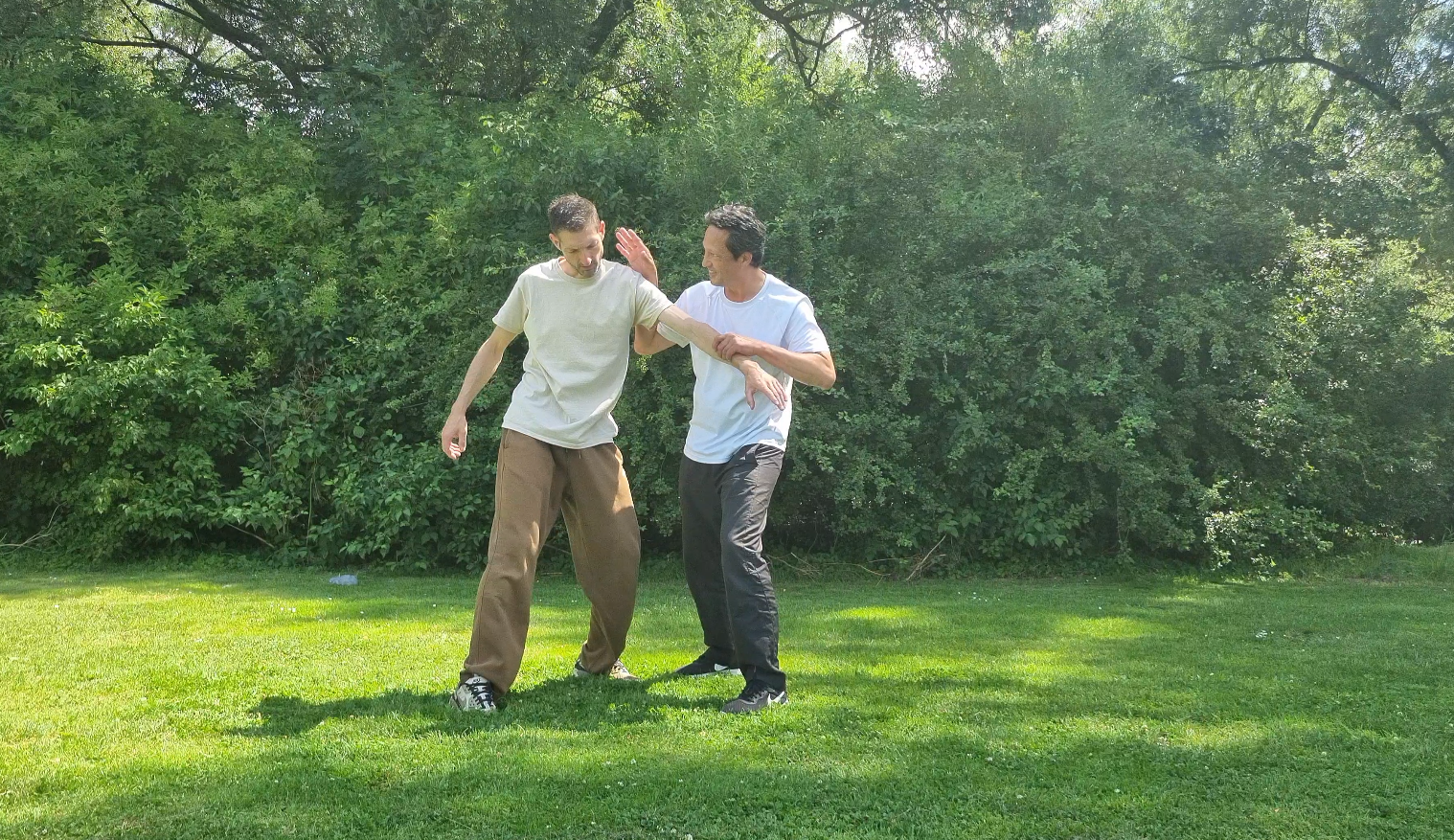 Wouter Mets oefent partnercontact tijdens kungfu