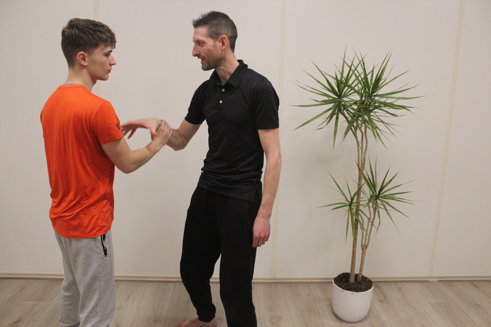 Wouter Mets begeleidt een leerling tijdens de training